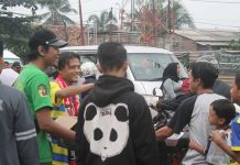 Kikis Citra Negatif, Bonek Tangerang Bagi-Bagi Takjil