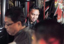 Disambut Kembang Api, Persebaya Tiba di Gelora Ratu Pamelingan