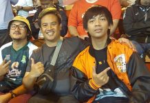 Merayakan Gol Persebaya di Tengah-Tengah Jakmania