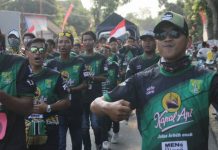 Pakai Jersey Persebaya, BNJ Ikuti Gerak Jalan HUT RI