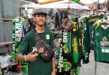 Mengenal Agus Dwi, Difabel Penjual Merch Persebaya yang Pantang Menyerah