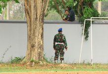 Dua Bonek Ini Nekat Panjat Stadion AAL Bumimoro Demi Persebaya