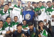 Aremania Ajak Foto Skuad Persebaya U-16 di Bandara