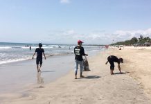 Sebelum Nonton Persebaya, Bonek Pungut Sampah di Pantai Kuta