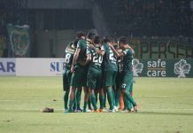 Apa Tujuan Ritual Persebaya Berkumpul Melingkar Saat Jeda Pertandingan?