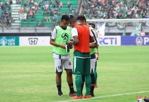 Tak Kecewa Kalah, Pemain Persidago Berebut Tanda Tangan Pemain Persebaya