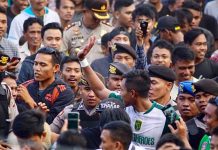 Suporter Persidago Turun Lapangan, Ajak Selfie Pemain Persebaya