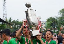 Junior yang “Terpinggirkan”, Bonek yang Menengadahkan