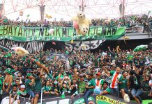 Hujan Boneka di GBT Membuat Bonek Kebanjiran Pujian