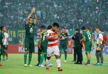 Bermain 35 Menit dengan Teror Bonek, Tangis Andik Tumpah di GBT