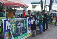 Bonek Timika Berbagi Takjil Bersama Viking, Maczman, dan Laskar Ayam Jantan