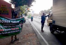 Bonek Taklim Berbagi Takjil dan Nasi Kotak Khusus Supir Truk