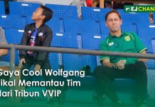 Gaya Cool Wolfgang Pikal Memantau Tim dari Tribun VVIP