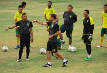 Alfred Riedl Belum Hadir Saat Lawan Kalteng Putra, Duet Pikal-Bejo Siapkan Tim