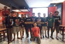 Nonton Bareng Bonek, The Maczman, dan Laskar Ayam Jantan di Timika