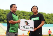 Perbaiki Citra Negatif, #BonekSolid Serahkan Donasi Ke Manajemen Persebaya