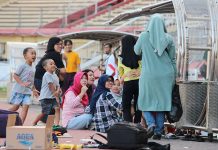 Beri Dukungan dan Jalin Kebersamaan, Istri Pemain Persebaya Rujakan di Pinggir Lapangan