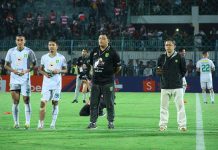 Gelora Bangkalan Jadi Momen Pertama Aji Santoso Nyanyikan Song For Pride di Tengah Lapangan song for pride