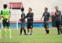 Sudah Punya David dan Patrich, Aji Santoso Masih Incar Satu Striker Muda