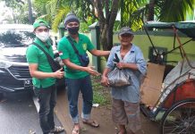 Bonek Khatulistiwa Bagikan Paket Sembako Untuk Korban Covid-19