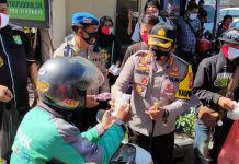Kapolresta Sidoarjo dan Paguyuban Suporter Persebaya Membagikan Masker dan Nasi Bungkus
