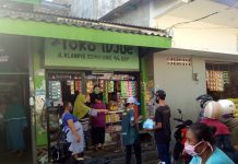 Bonek Gate Jhoner 21 Bagikan 800 Masker di Pasar Manyar dan Pasar Klampis