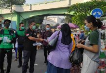 Kapolrestabes Surabaya Ikut Bagikan Masker Bersama Bonek