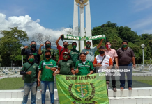 Bonek Jayapura Tabur Bunga Di Makam Pahlawan