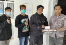 Bonek Pacitan Bantu Renovasi Masjid