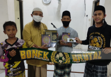 Jelang Ulang Tahun Ke-3 Bonek Brutal Bagikan Al Quran