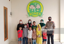 Perwira Polda Jatim Bakti Sosial di Panti Asuhan Bonek