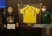 Penyerahan Hasil Lelang Jersey Bonek Peduli Rakyat