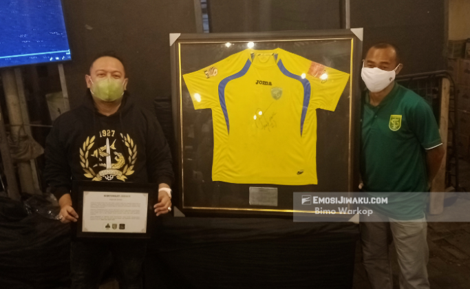 Penyerahan Hasil Lelang Jersey Bonek Peduli Rakyat | Emosi Jiwaku