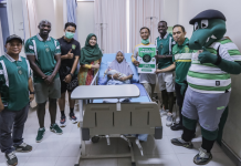 Keluarga Alex dan Zaini Pemegang Tiket Terusan Persebaya Pertama Musim 2024/2025